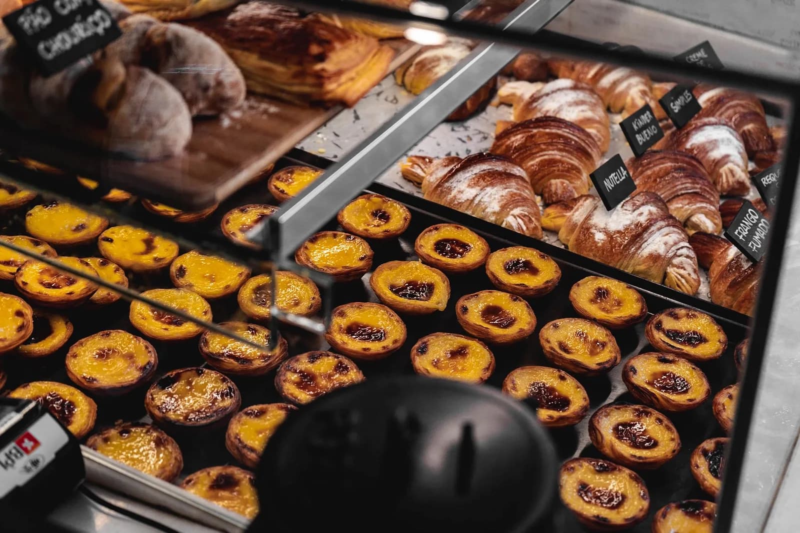 Vitrine d'une pâtisserie portugaise garnie de feuilletés et de pastéis de nata
