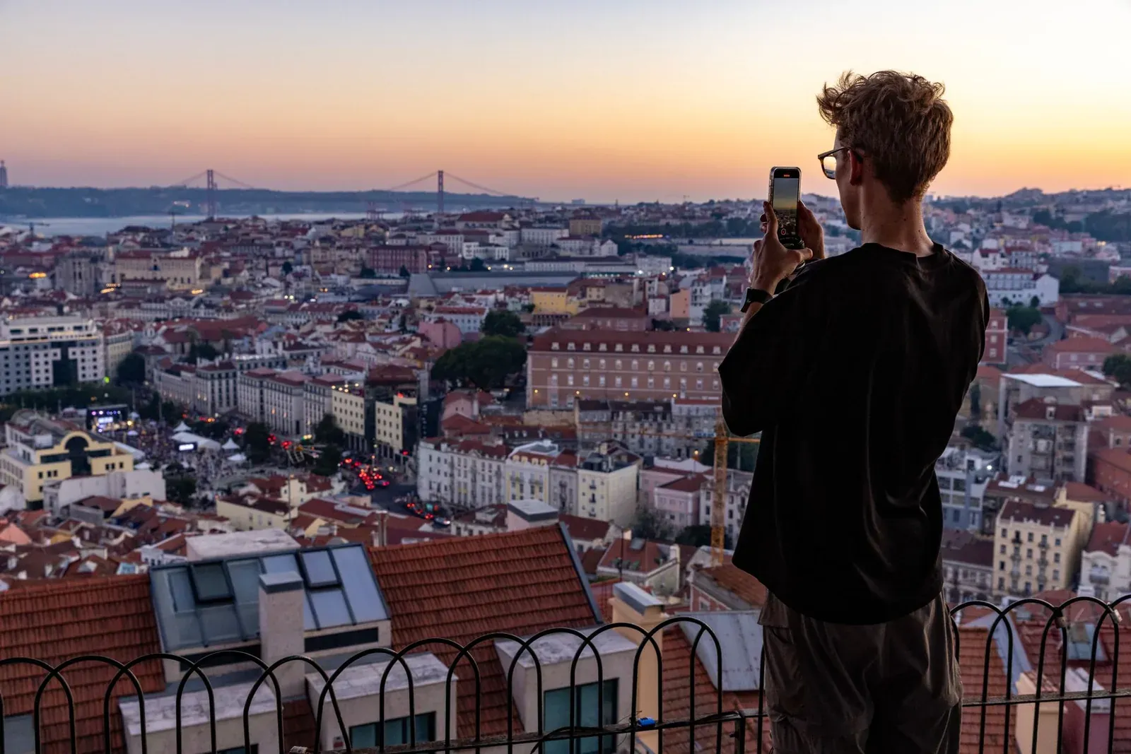 Vue sur les toits de Lisbonne et le Tage au coucher du soleil