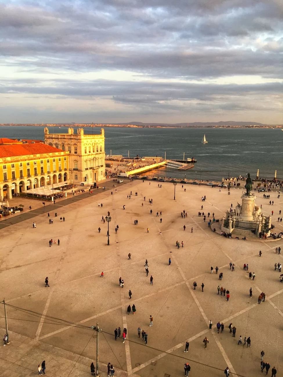 Vue aérienne verticale de la Praça do Comércio, de la statue de José Ier et du Tage