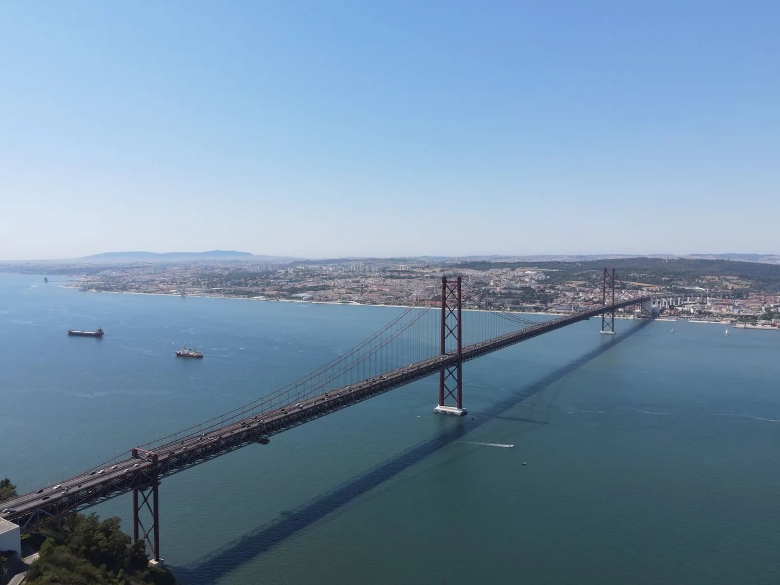 Vue plongeante sur le pont du 25-Avril, le Tage et la rive de Lisbonne depuis les hauteurs d'Almada