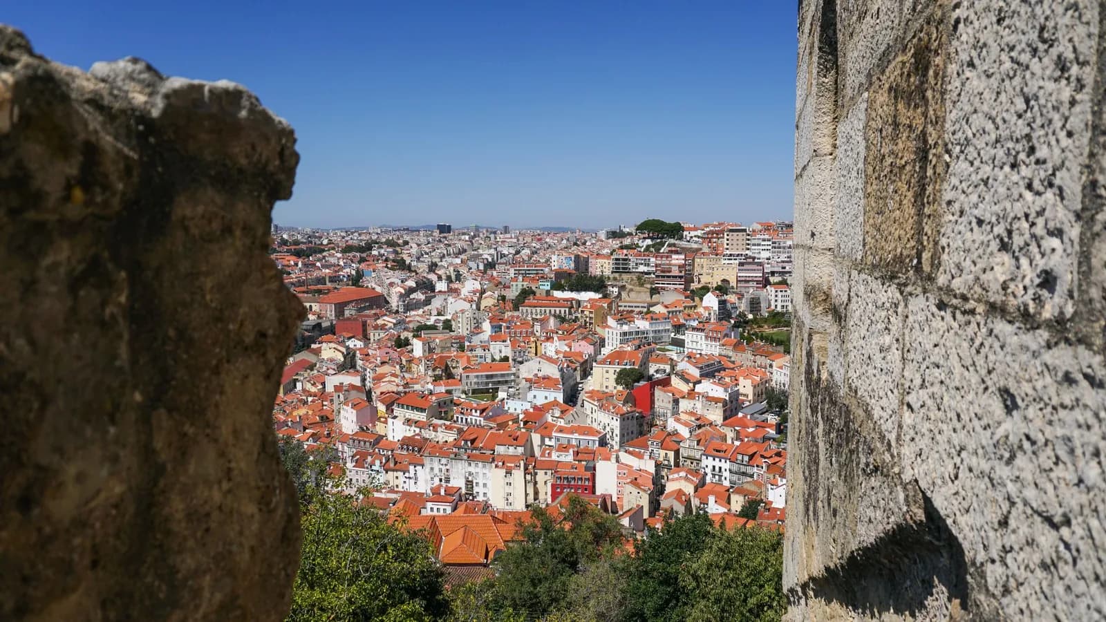 Toits de Lisbonne vus depuis les remparts du château