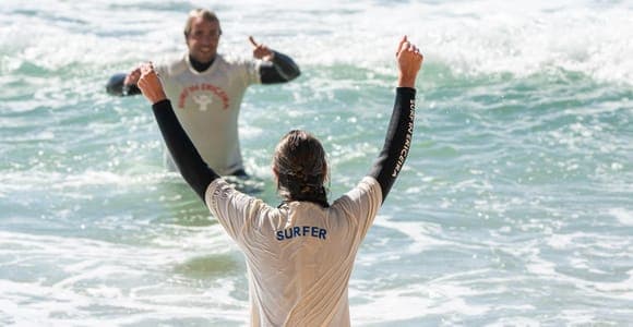 Cours de surf collectif à Ericeira
